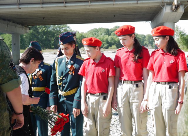 Церемония спуска на воду венков в память о погибших в годы Великой Отечественной войны
