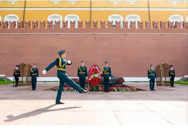 Участие в церемонии возложения венков и цветов у Вечного огня у стен Московского кремля.