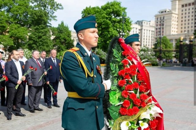 Участие в церемонии возложения венков и цветов у Вечного огня у стен Московского кремля.