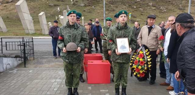 Траурный митинг в честь захоронения останков солдат, погибших в годы войны в битве за Кавказ.