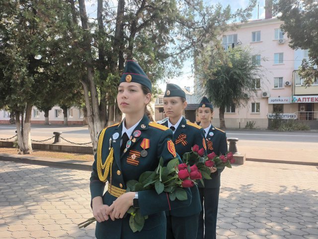 Участие воспитанников МБУ "ЦВПВМ "АВАНГАРД" г.Черкесска" в возложении цветов.