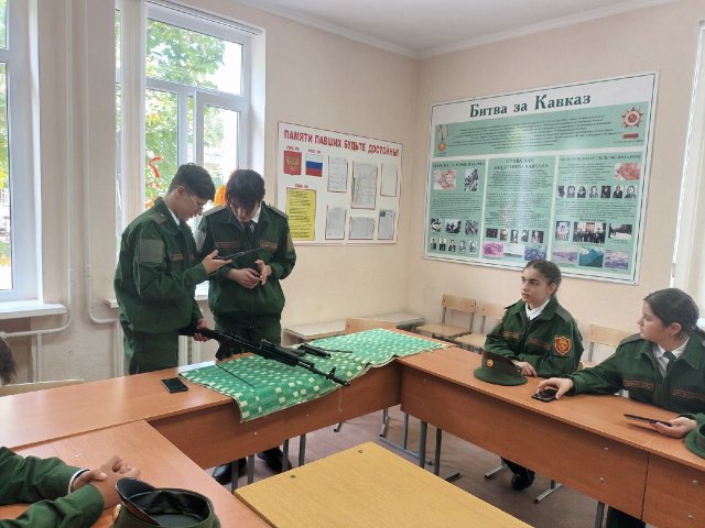 Службу Почётного караула несли учащиеся МБОУ "Гимназии №19" города Черкесска.