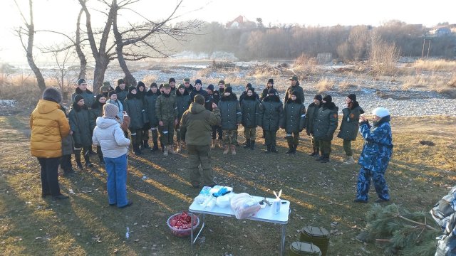 Участники марш-броска совершили привал на реке Кубань