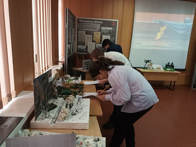 20 февраля для образовательных учреждений города прошла выставка макетов "Грозно глянула война"