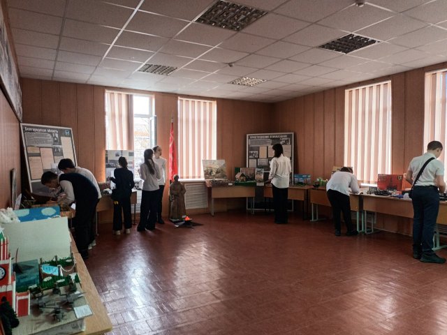 20 февраля для образовательных учреждений города прошла выставка макетов "Грозно глянула война"