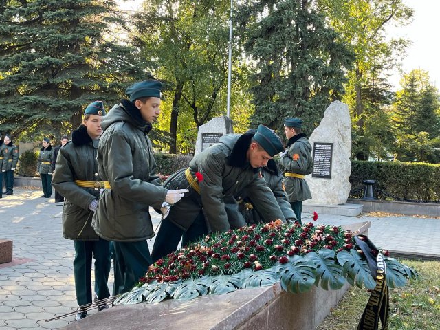 Возложение цветов к Братской могиле, посвященной 80- летию окончания Битвы за Кавказ.