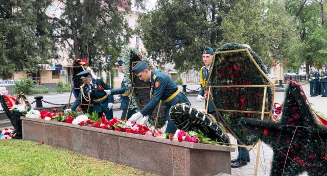 Возложение цветов к братской могиле