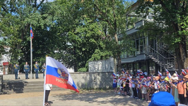 Друзья, поздравляем вас со значимым для каждого гражданина России праздником Днём России.