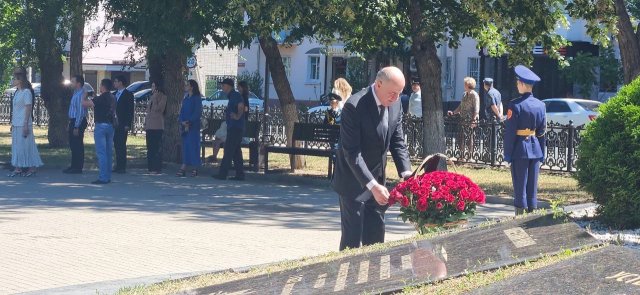 Возложении цветов в день Памяти и скорби главой республики Темрезовым Р. Б.