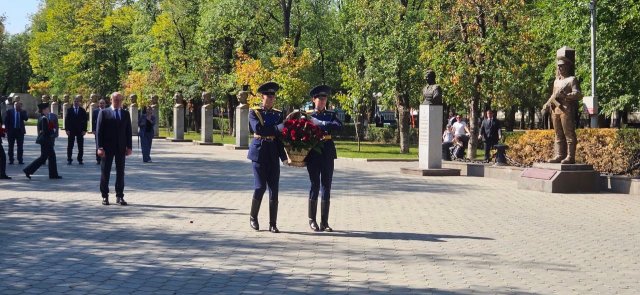 Возложение главы в День города.